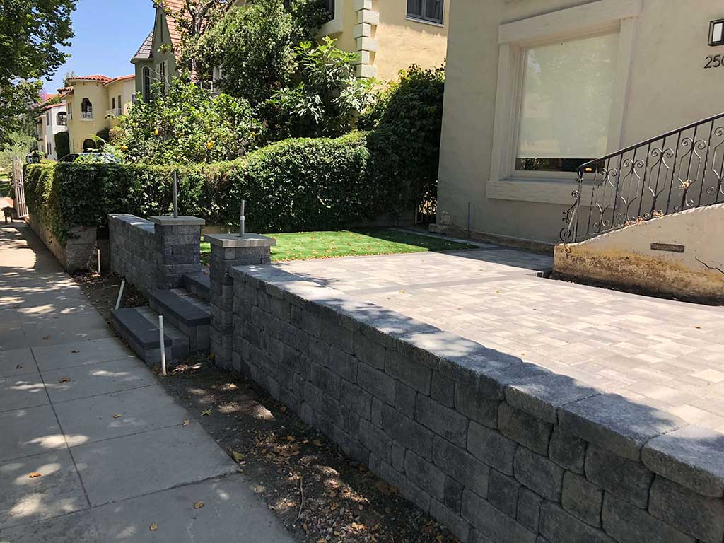 Planter Wall in Angelus Gray Charcoal Pavers