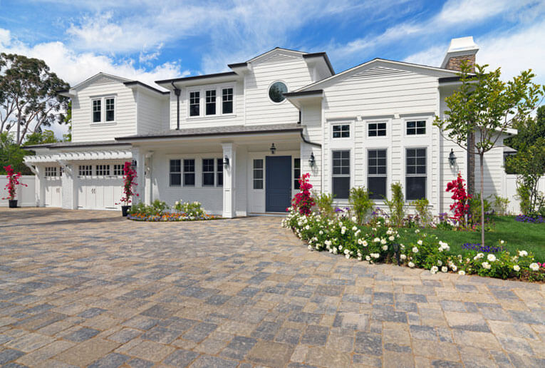 Estate Cobble I & II paver driveway laid in the ashlar pattern